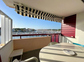 Appartement avec balcon vue sur le port & piscine